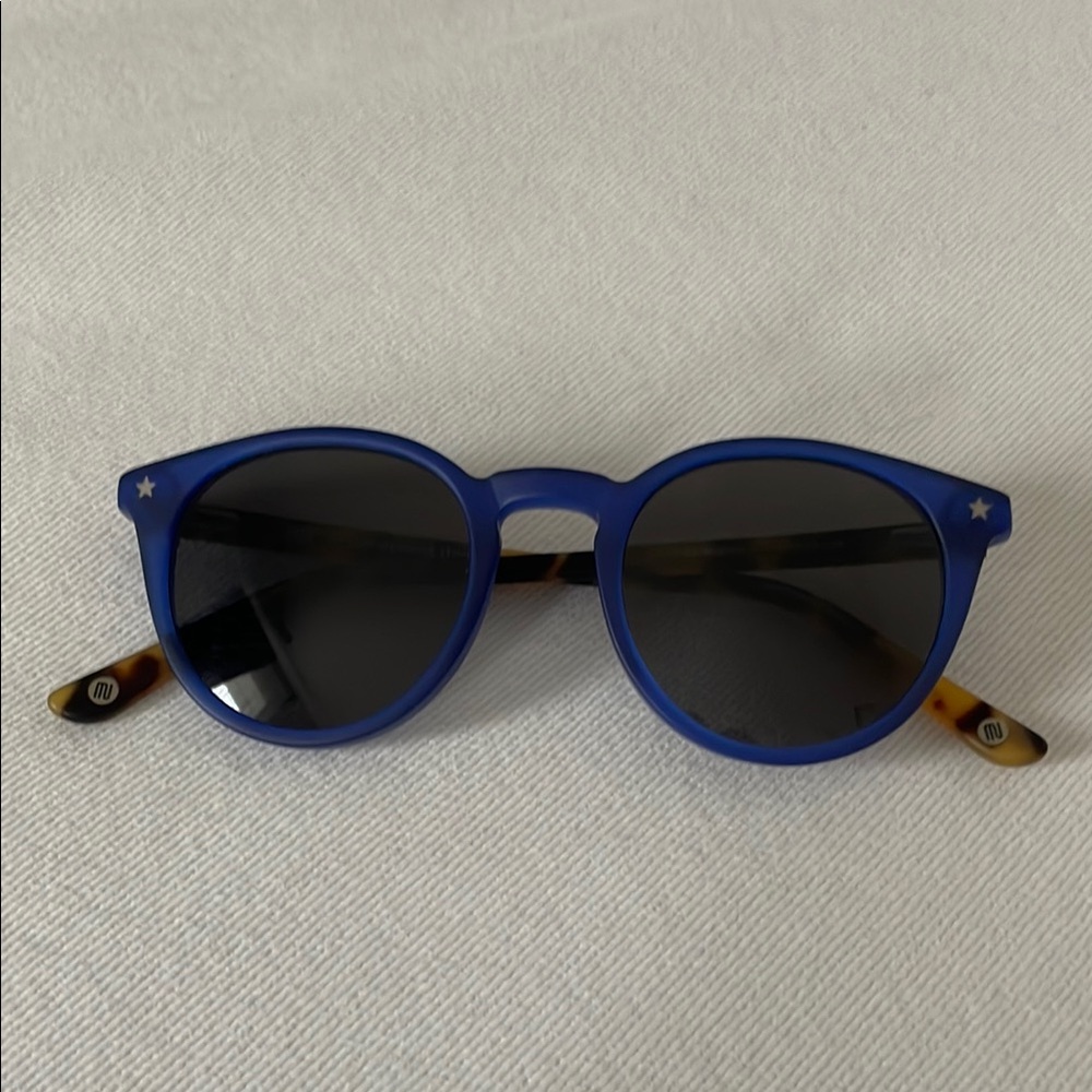Muse San Marino Kids Color blue tortoise. Size 44 19 135 for 6 to 10 years old .
